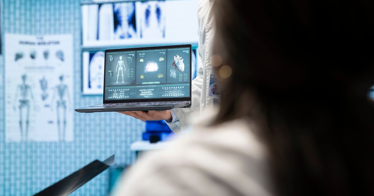 médico avaliando no computador o PACS radiologia